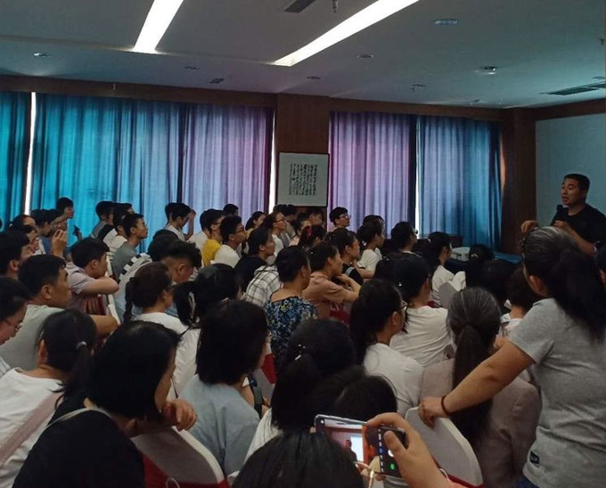 賀建平高考志愿填報(bào)公益活動(dòng)在麗彬文化園舉辦
